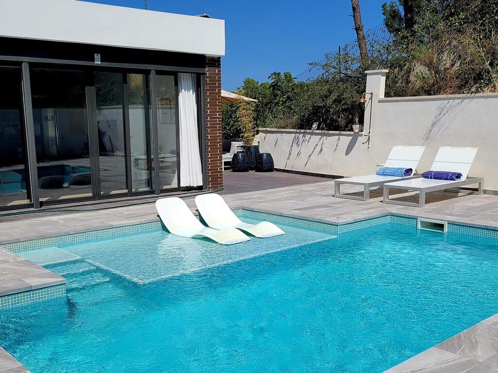 Stilvolle, moderne Villa am Stadtrand von Sitges