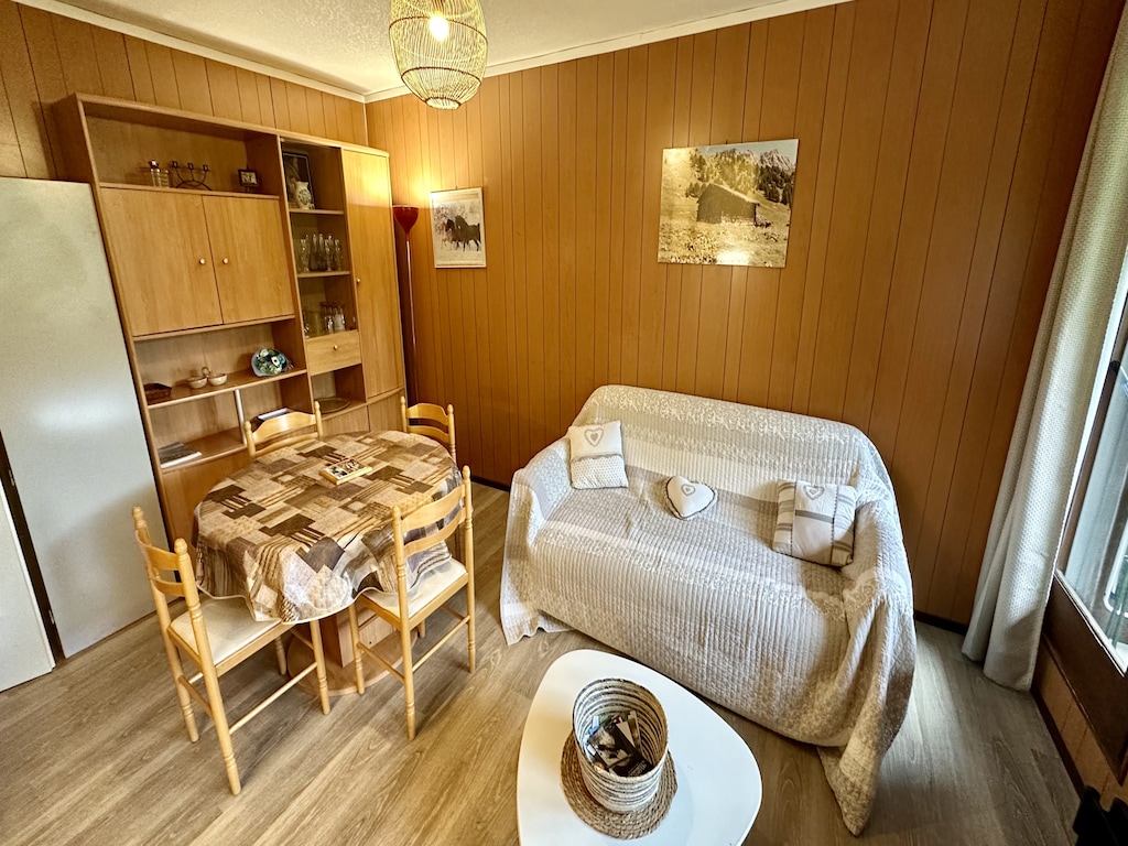 Berghut in de bergen nabij de bosweg