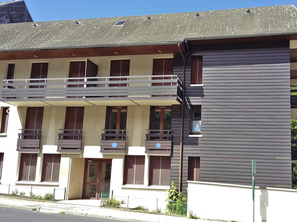 Alpenhütte in der Nähe der Forststraße
