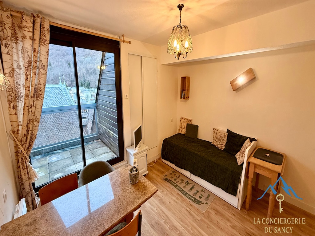 Lichte ruimte vlakbij de ingang van het park