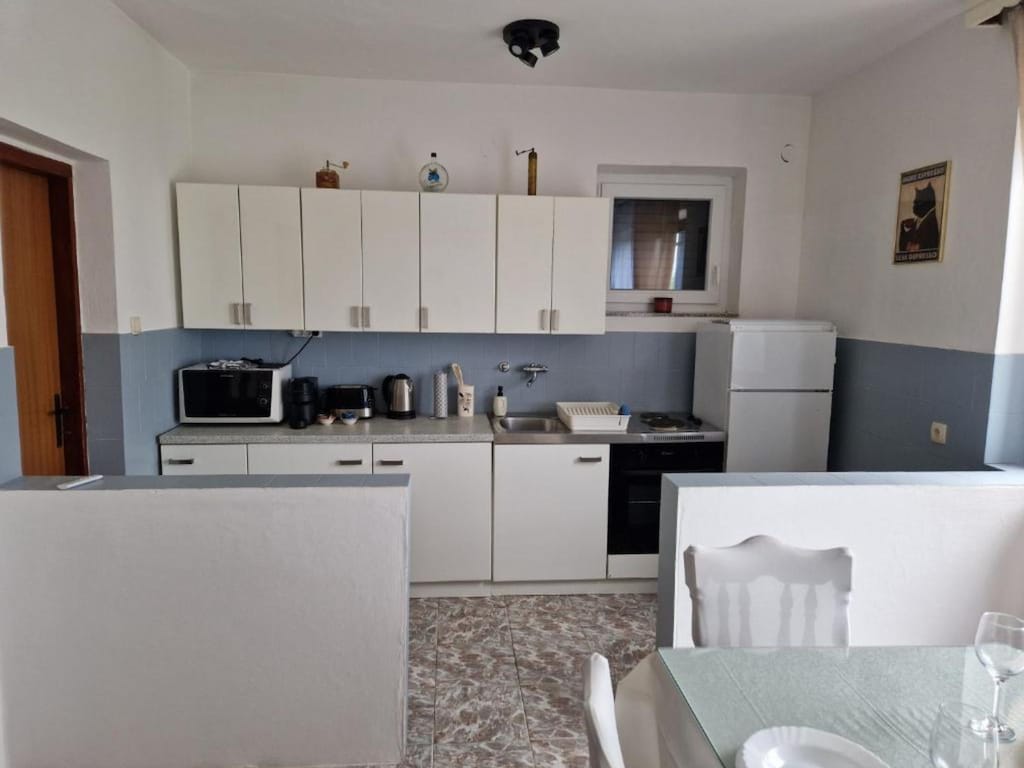 Three Bedroom Apartment With Balcony And Sea View