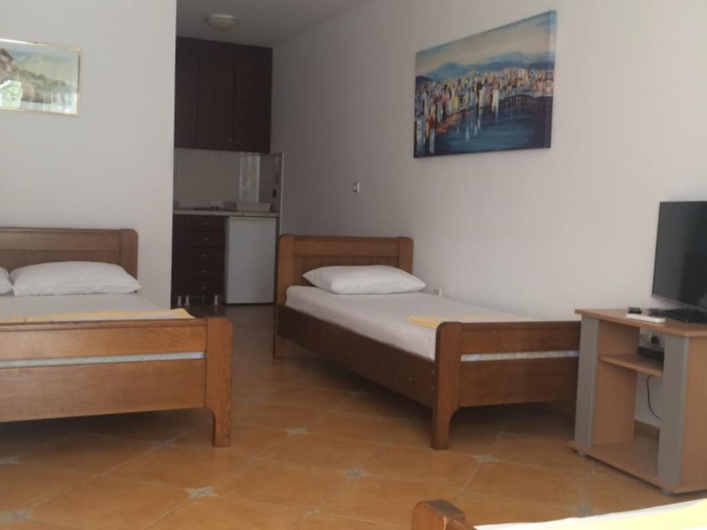 Apartments Aleksić, Bečići - Studio Apartment with Terrace 2