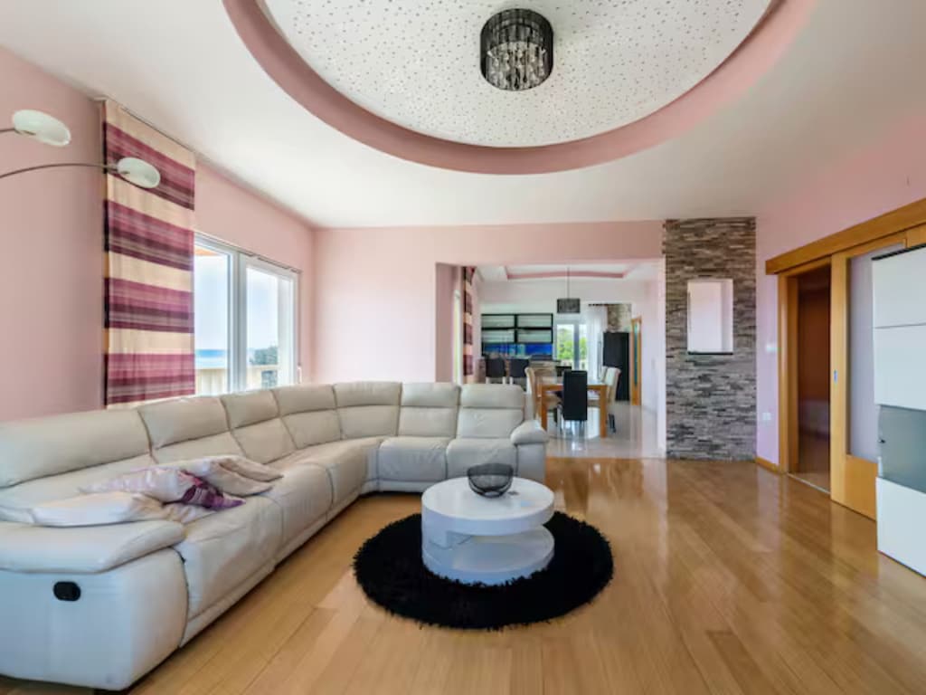 Villa met zes slaapkamers, buitenzwembad, sauna en jacuzzi.