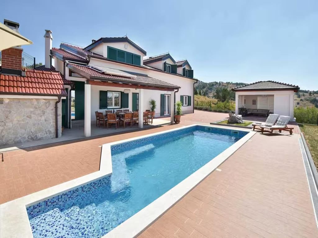 Familienvilla mit Meerblick und beheiztem Pool
