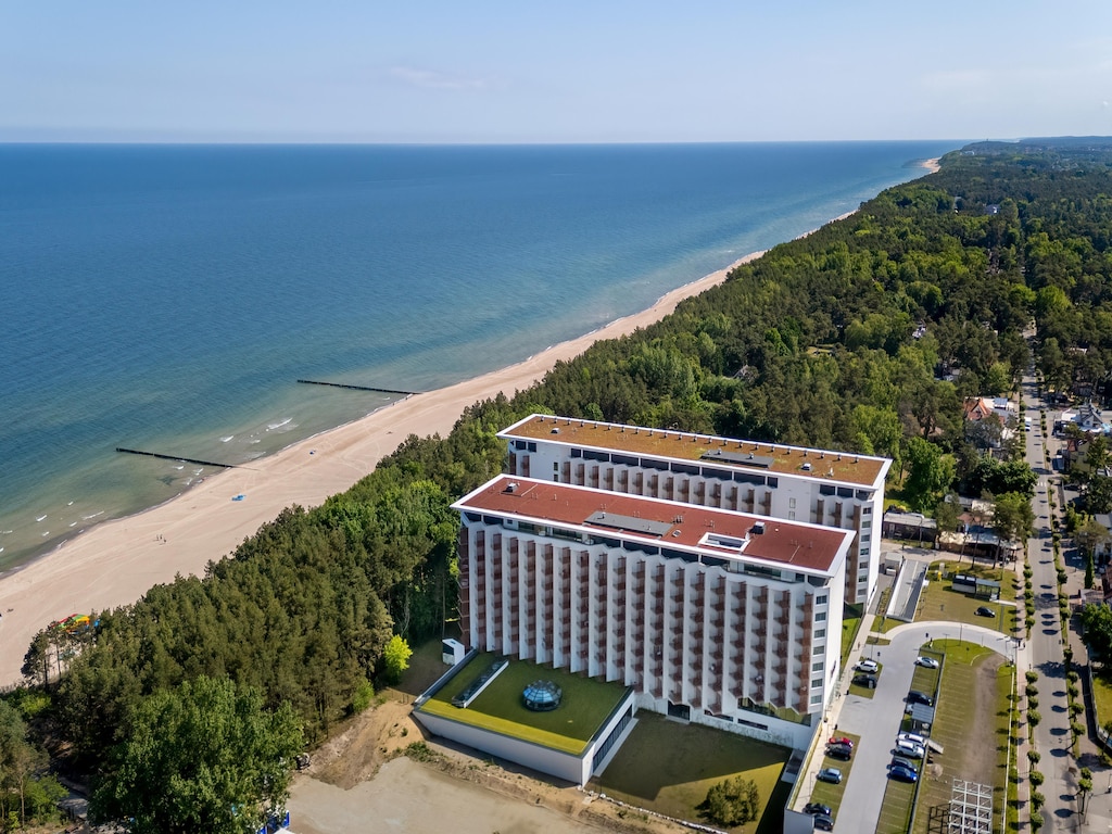 Groot appartement met zeezicht en binnenzwembad.