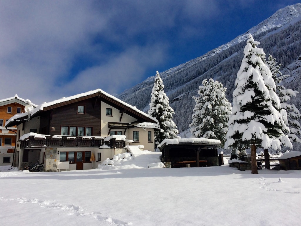 Chalet met 2 appartementen omgeven door weiden.