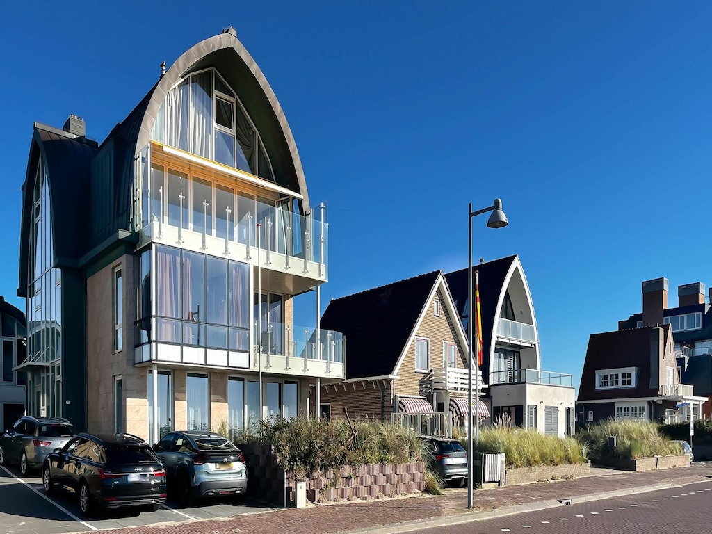 Luxe villa aan het strand met balkon