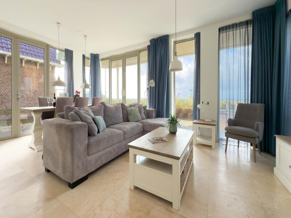 Moderne Küstenvilla mit privater Terrasse