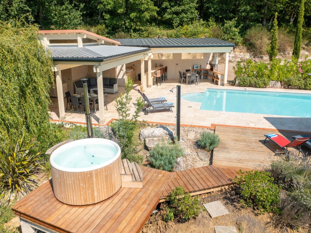 Franse villa met zwembad en speelkamer