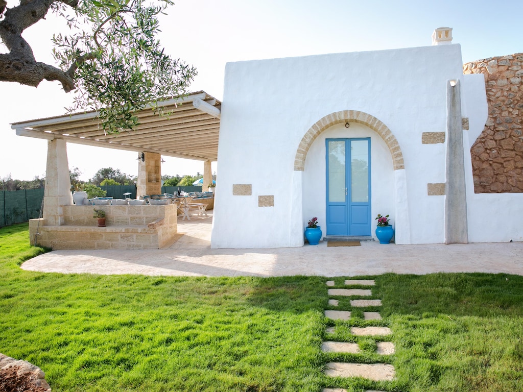 Vrijstaand Trullo-landgoed in Torre Suda