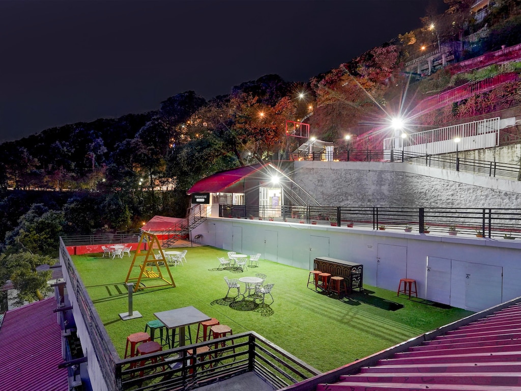 Townhouse Mall Road nabij Library Chowk