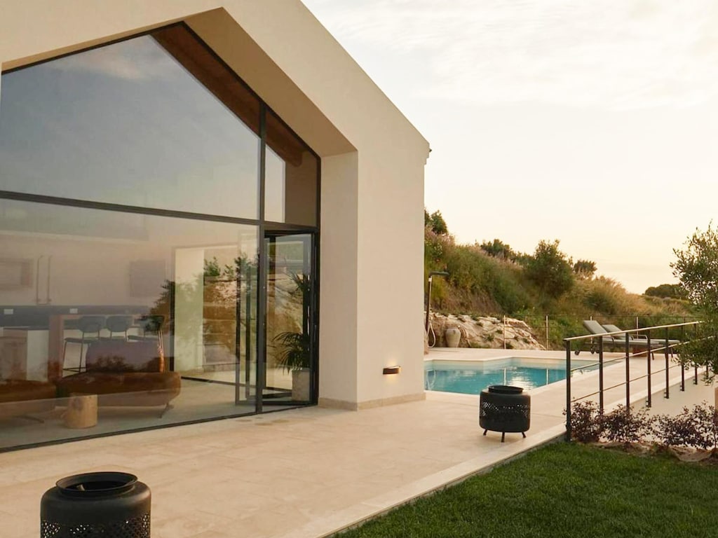 Villa met privézwembad en uitzicht op zee