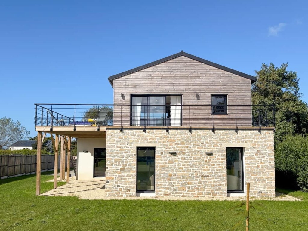 Moderne woning aan de kust met schilderachtig uitzicht vanaf het terras.