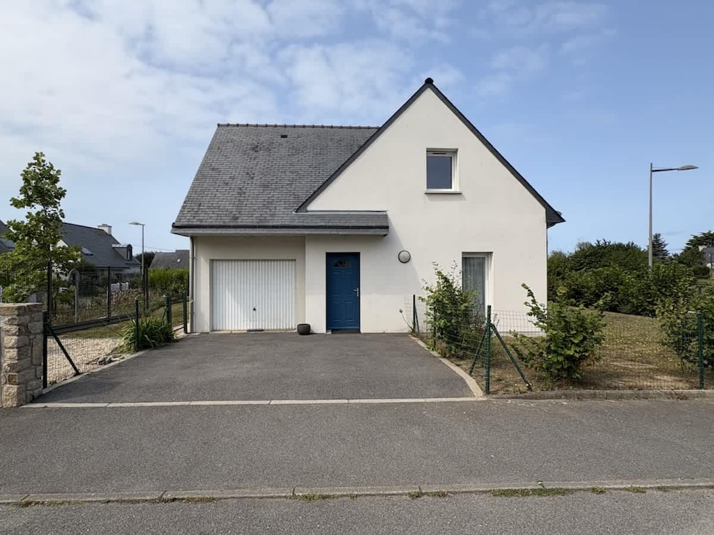 Woning aan de kust met tuin en terras
