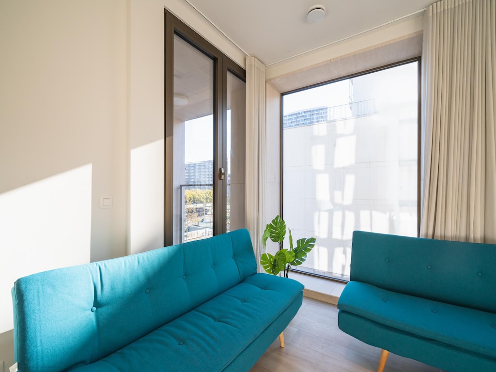 Licht stadsappartement met uitzicht op de stad