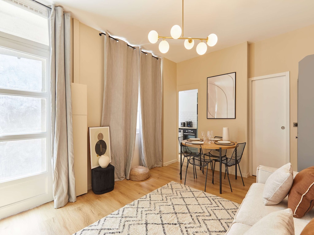 Moderne suite Parijs 16e arrondissement aan de oever van de Seine