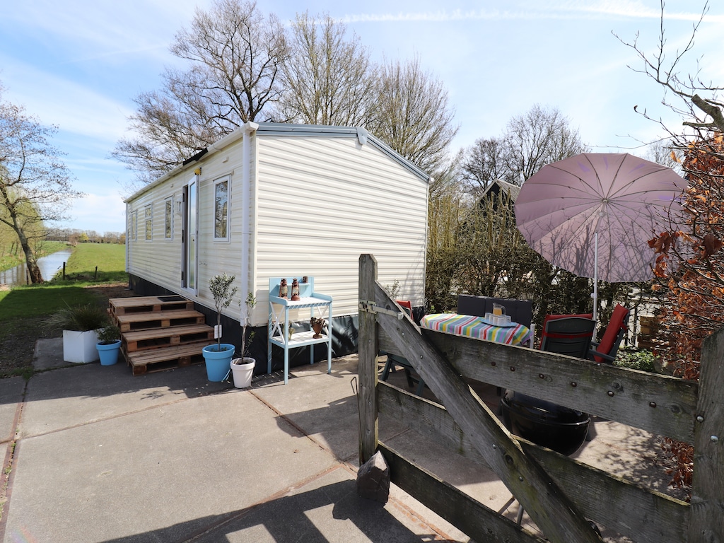 Gemütliches Chalet für 6 Personen am Kanal, direkt am Ortsrand von Drachten in Friesland.