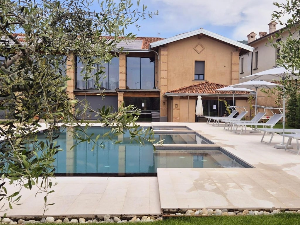 Elegante suite met gedeeld zwembad