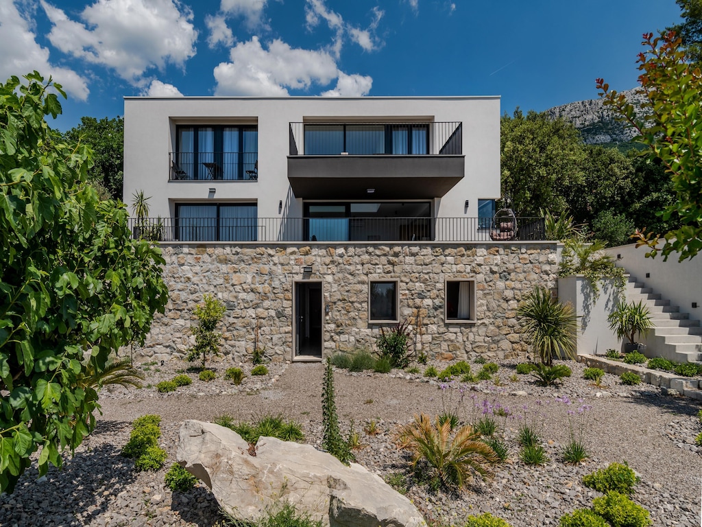 Luxe villa met zeezicht en verwarmd zwembad