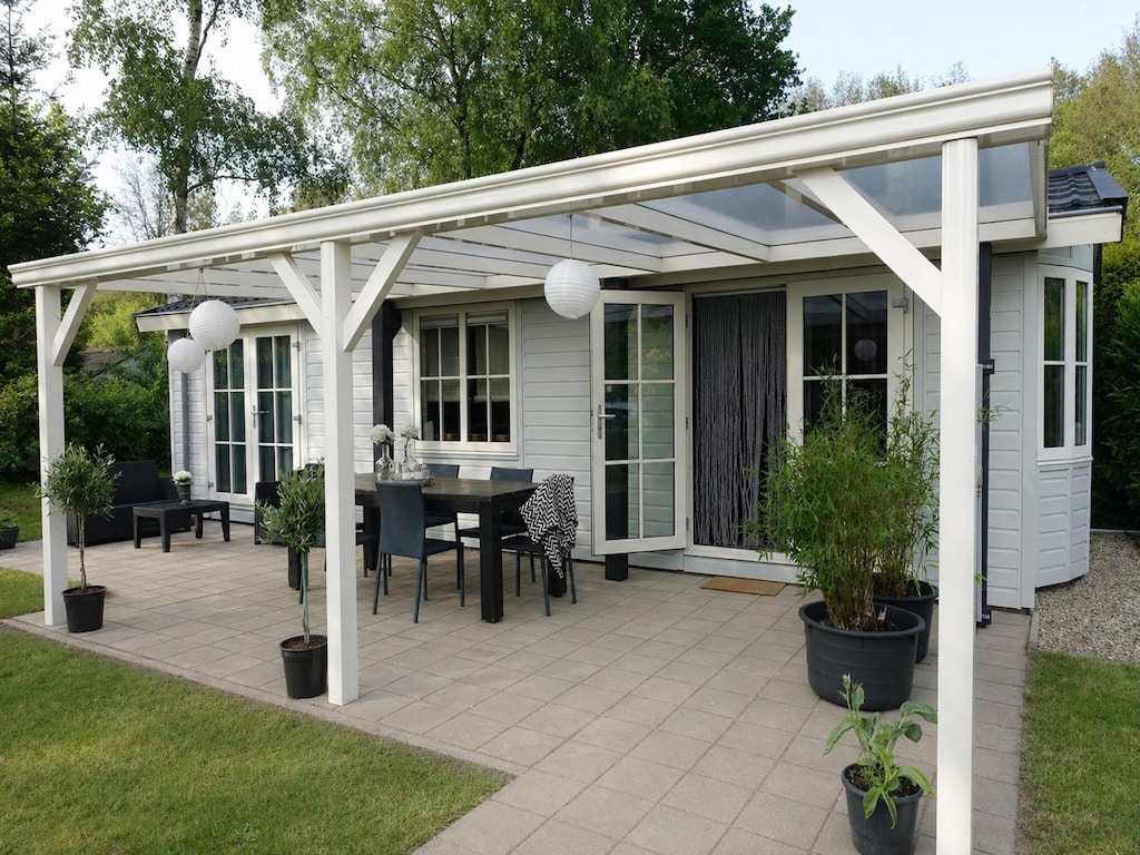 Gepflegtes Chalet in Overijssel für 4 Personen, idyllisch im Grünen, mit großem Garten und überdachter Veranda.