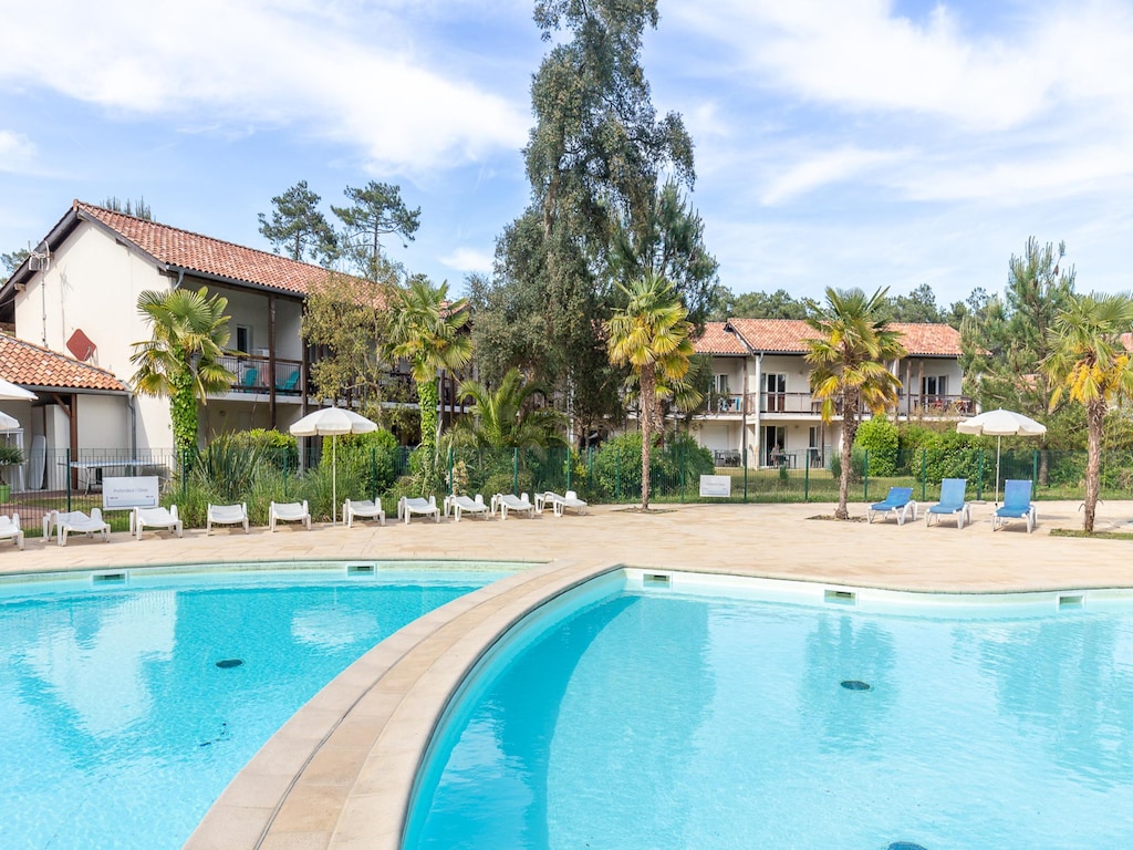 Modern vakantiehuis met zwembad en tennisbaan