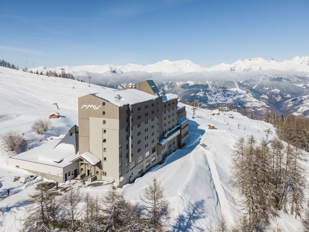 Moderne tweepersoonskamer met skifaciliteiten