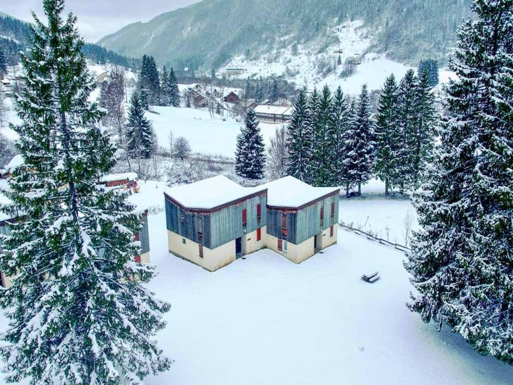 Bergflachanlage mit Pool in Lelex