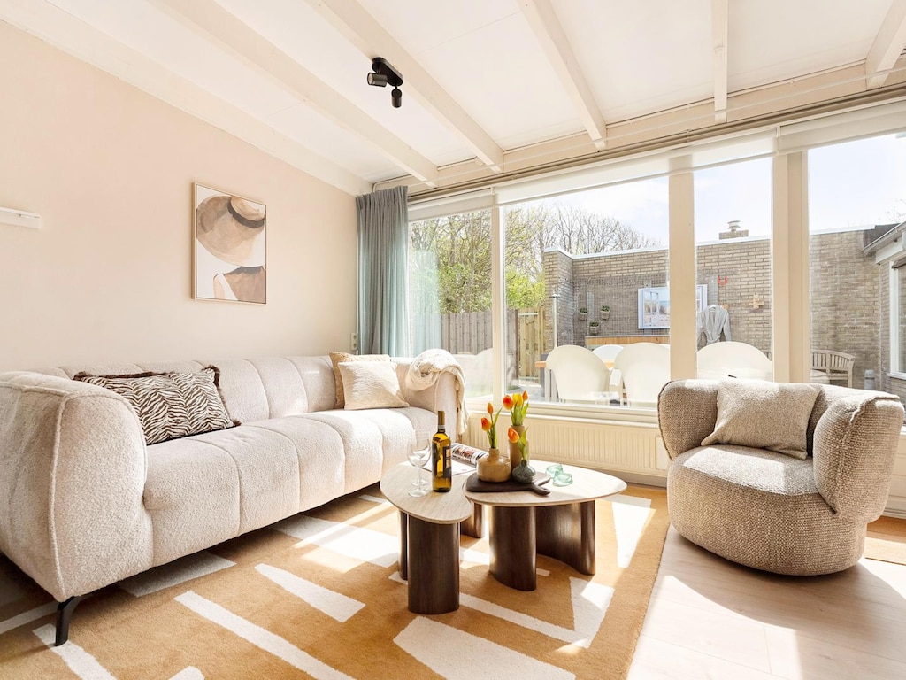 Gepflegtes Ferienhaus für 5 Personen mit privatem Hot Tub, nahe den Nordseedünen in Nordholland.