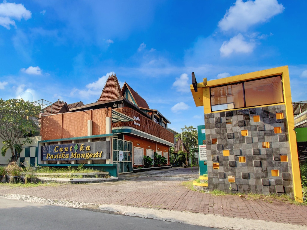 Luxury Twin Stay with Free WiFi and Parking