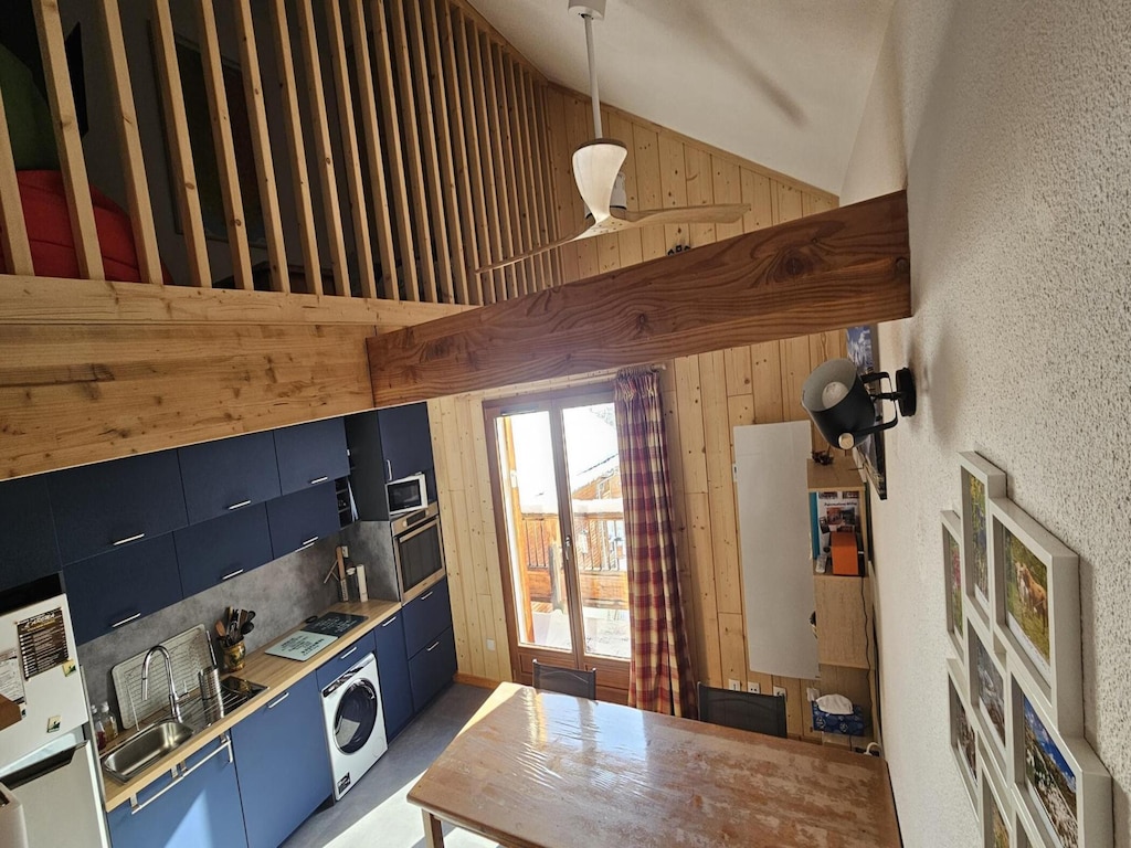 Alpine vakantiehuis met balkon en parkeerplaats