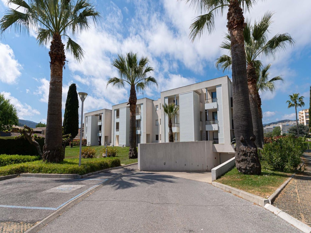 Apartment in Mandelieu-la-Napoule mit Pool