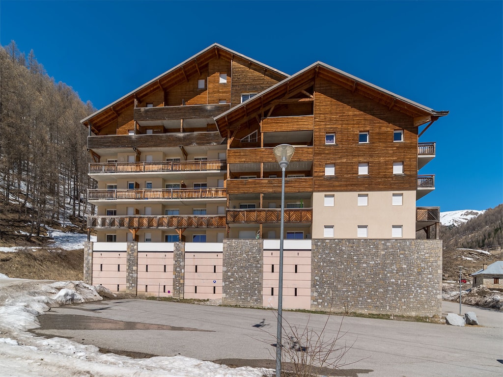 Appartement in Allos met zwembad en balkon
