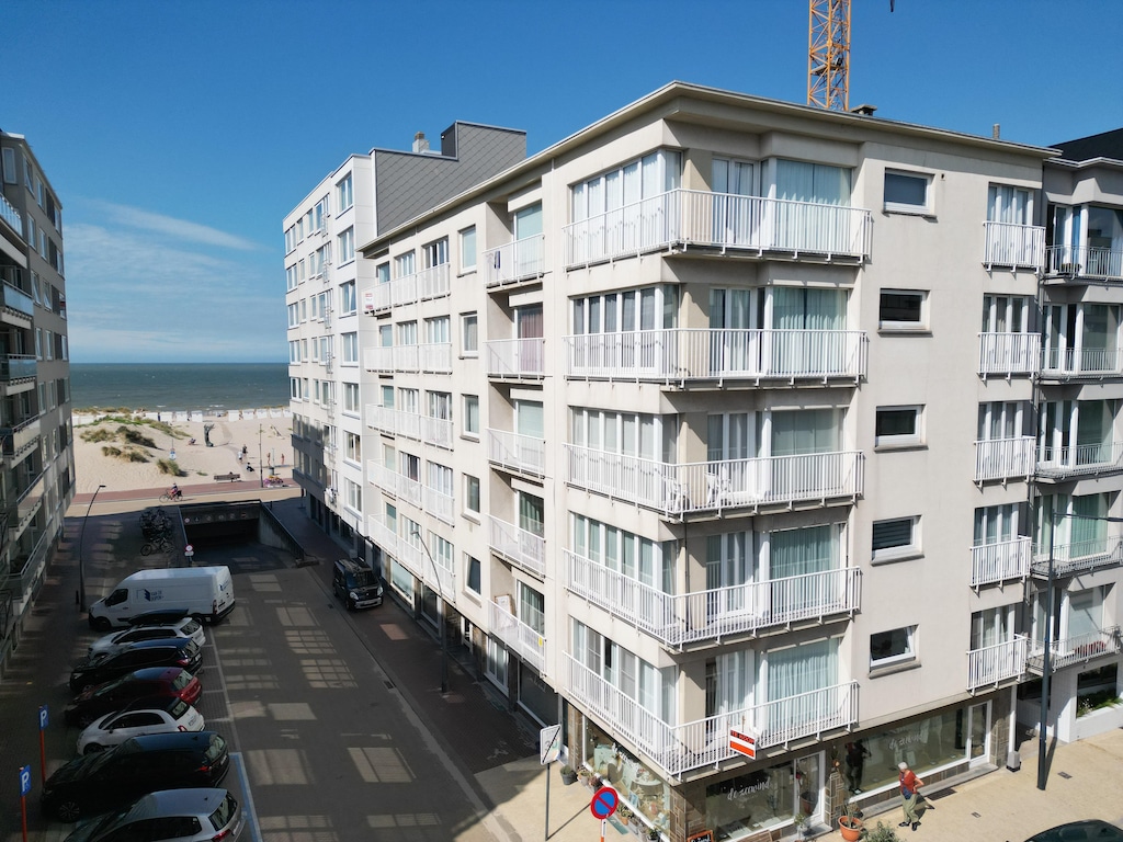 Licht appartement met zijdelings zeezicht