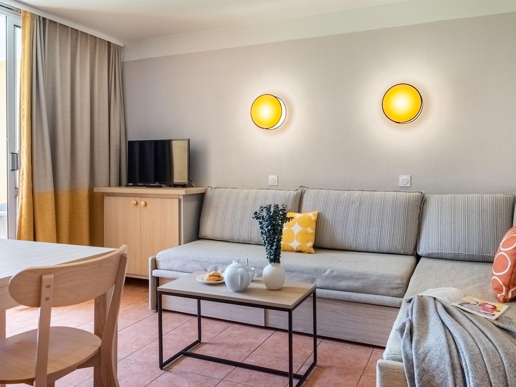 Elegante Unterkunft am Flussufer mit Balkon