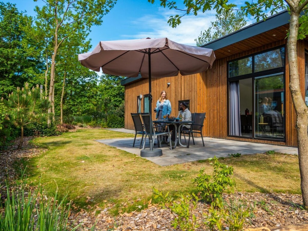 Freistehendes Chalet in Otterlo für bis zu 4 Personen, mit gemütlichem Wohnzimmer, vollständiger Küche, Garten mit Terrasse und kostenlosem WLAN.