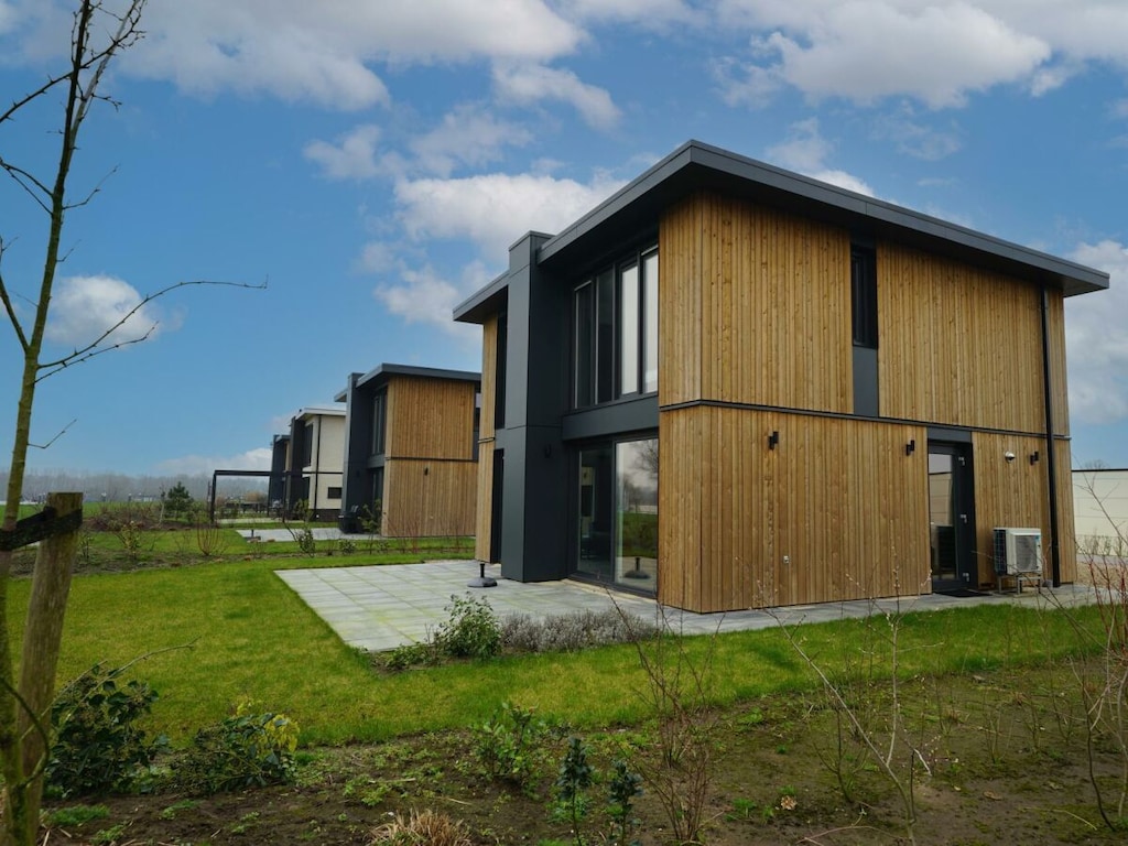 Architektonisch gestaltetes Ferienhaus für 10 Personen in Olburgen, Gelderland, mit 5 Schlafzimmern, 2 Badezimmern und Terrasse.