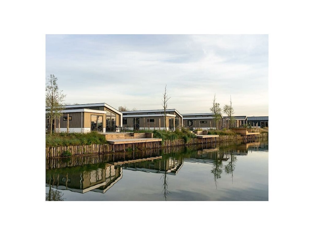 Geräumiges, helles Chalet direkt am Wasser in Nord-Brabant, für 6 Personen, mit moderner Küche und Terrasse.