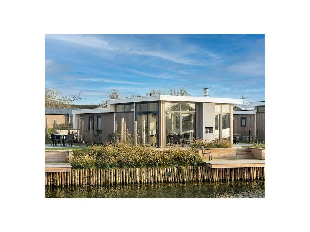 Lichtdurchflutetes Chalet direkt am Wasser in Nord-Brabant, ebenerdig, für 8 Personen, mit moderner Küche und Terrasse am Wasser.
