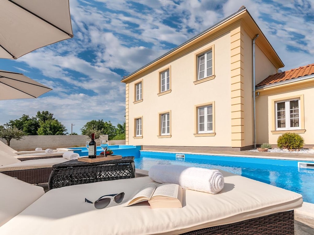 Villa in Rojnići met zwembad