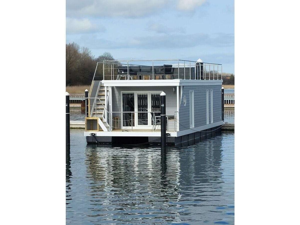 Hausboot in Stralsund mit Schwimmbecken