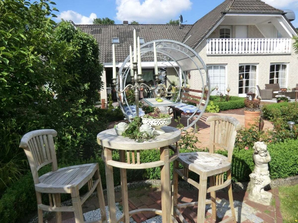 A in het huis in de rozentuin