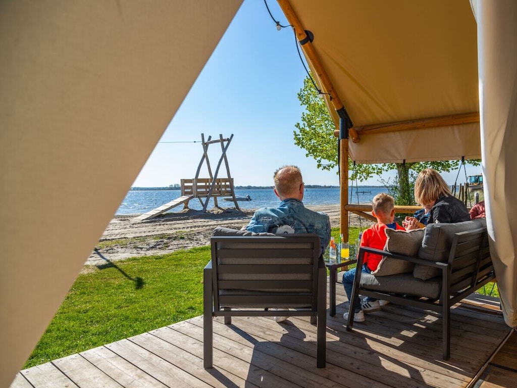 Glamping-Zelt für 6 Personen direkt am Veluwemeer in Biddinghuizen, mit 3 Schlafzimmern, Klimaanlage und geräumiger Veranda.