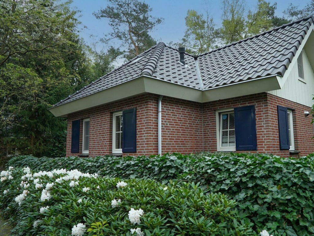 Geräumige Villa in Beekbergen für bis zu 8 Personen, ruhig gelegen inmitten von Bäumen, mit 4 Schlafzimmern und großem Garten.