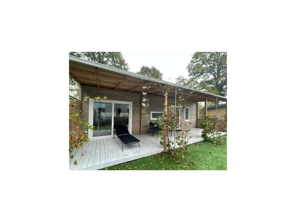 Freistehendes Chalet mit natürlicher Holzoptik in Biddinghuizen, für 4 Personen, mit überdachter Veranda und vollausgestatteter Küche.