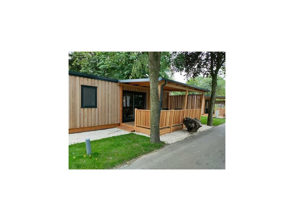 Modernes Holz-Chalet in Biddinghuizen für 5 Personen, mit 2 Schlafzimmern, vollausgestatteter Küche und Garten mit Terrasse.