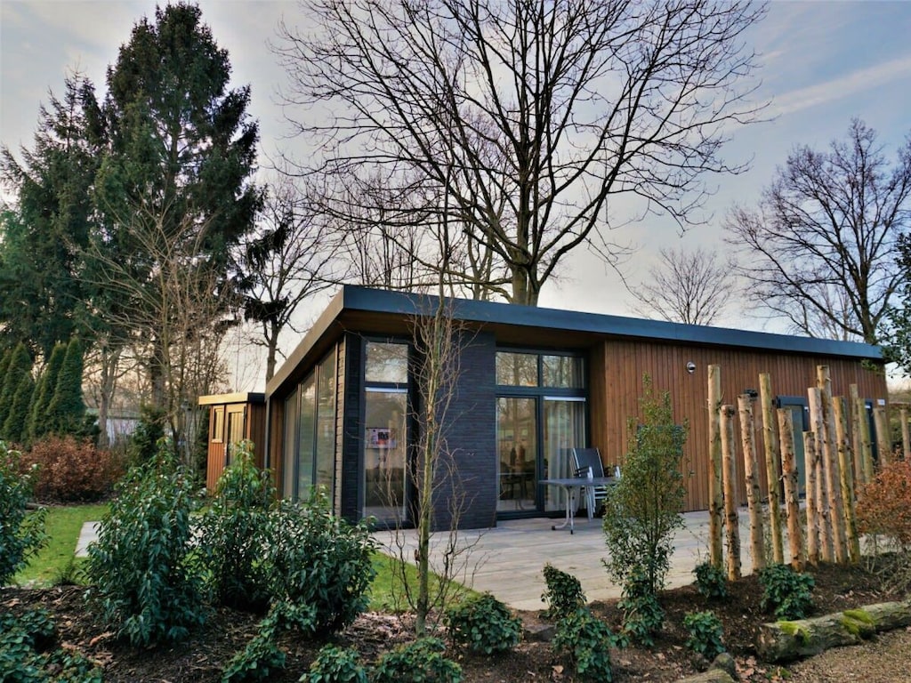 Modernes, freistehendes Chalet in Biddinghuizen für 4 Personen, mit Terrasse, 2 Schlafzimmern und kostenlosem WLAN.