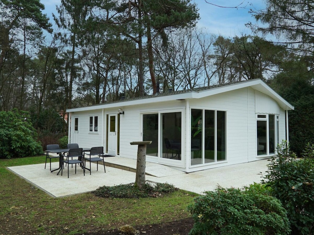 Freistehendes Chalet in Beekbergen für bis zu 4 Personen, mit 2 Schlafzimmern, vollausgestatteter Küche und Terrasse.