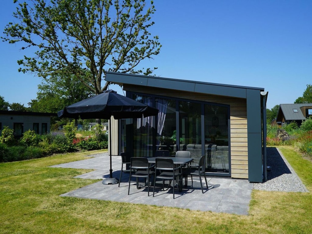 Freistehendes Chalet in Biddinghuizen für 6 Personen mit 3 Schlafzimmern, moderner Küche und möblierter Terrasse.