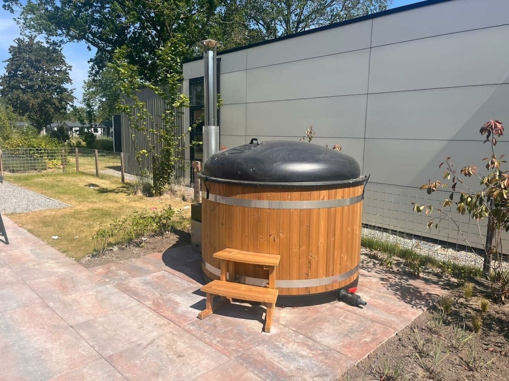 Modernes L-förmiges Chalet in Biddinghuizen für 6 Personen, mit 3 Schlafzimmern, vollausgestatteter Küche und beheiztem Hot Tub im Garten.