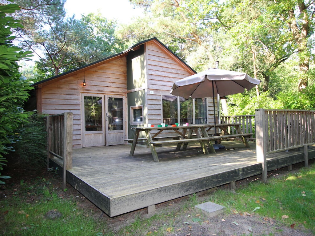 Gemütliches, freistehendes Chalet in Drenthe für bis zu 10 Personen, mit 5 Schlafzimmern, Pelletofen und großer Terrasse.